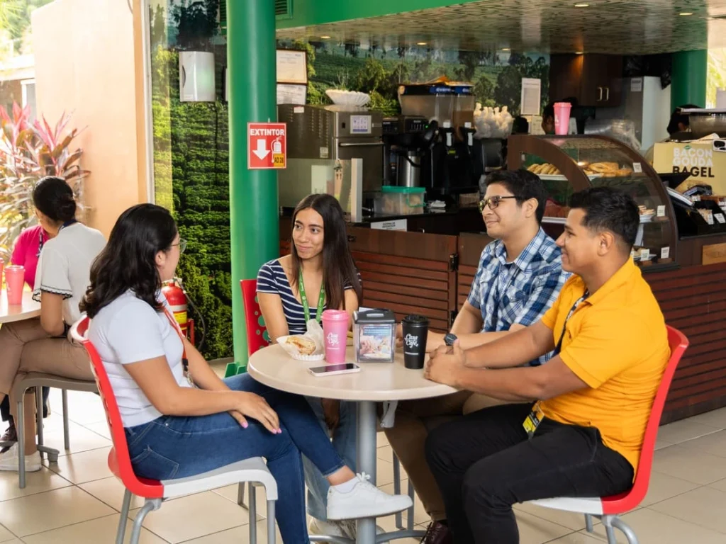 Trabajadores de Café Soluble S.A. platicando